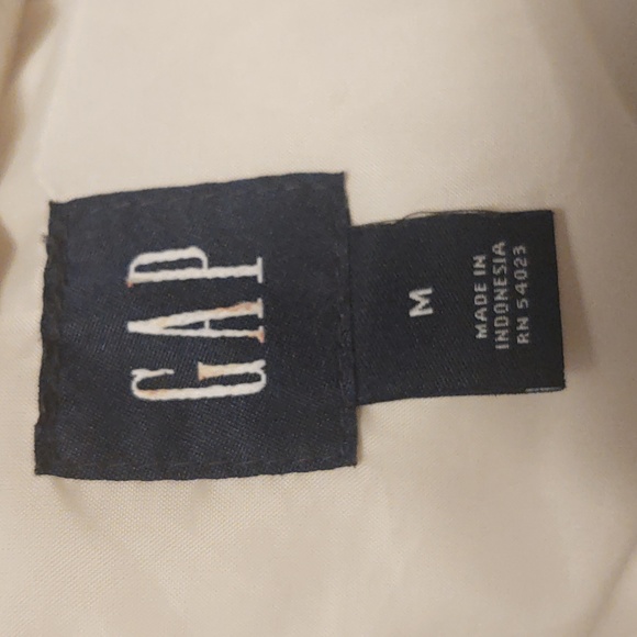 Gap Puffer Vest. - Picture 2 of 5